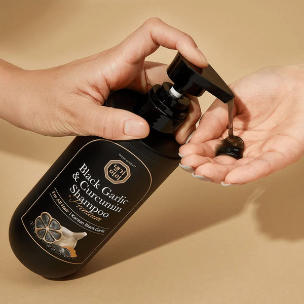 Šampūns ar melno ķiploku un kurkumas ekstraktu Daeng Gi Meo Ri Black Garlic & Curcumin Shampoo