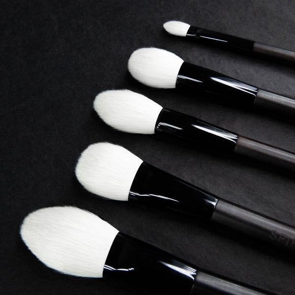 Universāla ota Spike By Anete Spike Lux L5 grima otas dažādiem pielietojumiem uz melna fona