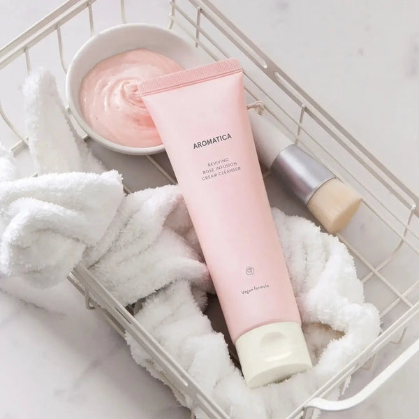 Krēmveida putiņas sejas mazgāšanai ar rozes ekstraktu Aromatica Reviving Rose Infusion Cream Cleanser