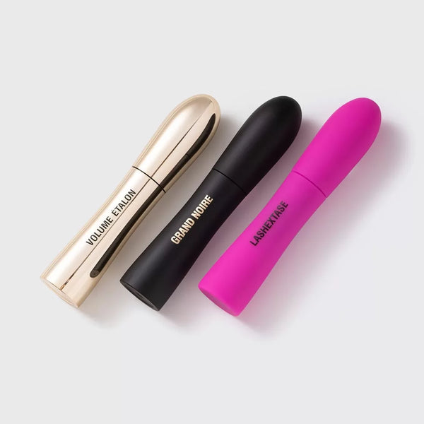 Trīs Vivienne Sabo skropstu tušas, tajā skaitā Vivienne Sabo Lashextase Volume Mascara, horizontāli uz baltā fona.