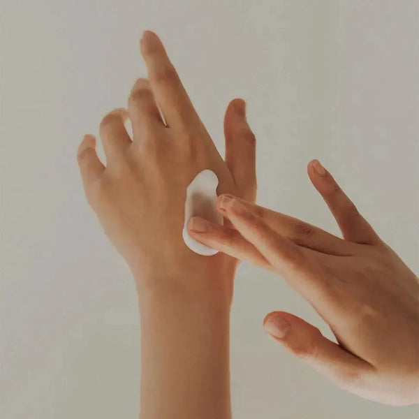 Mitrinošs krēms rokām ar 8 hialuronskābes veidiem Dear Klairs Daily Comfort Hand Cream